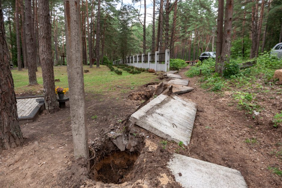 Ilgai planuotos plėtros pradžia: Petrašiūnų kapinėse jau zuja darbininkai