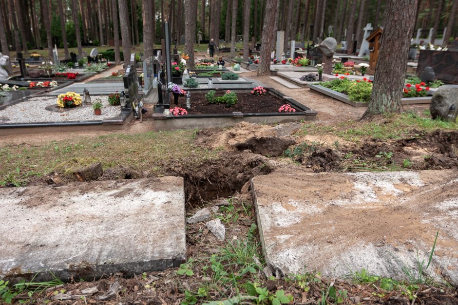 Ilgai planuotos plėtros pradžia: Petrašiūnų kapinėse jau zuja darbininkai