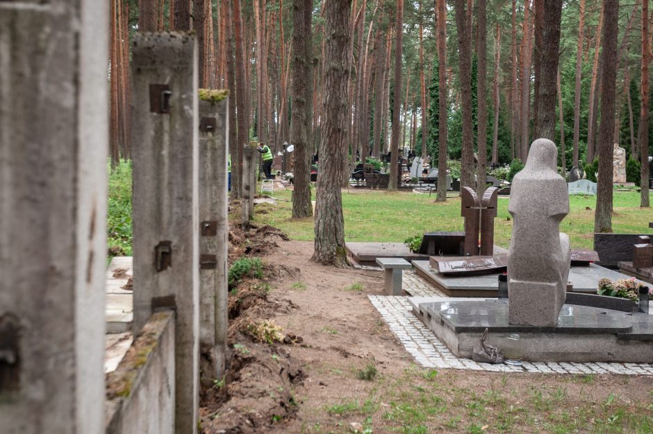 Ilgai planuotos plėtros pradžia: Petrašiūnų kapinėse jau zuja darbininkai