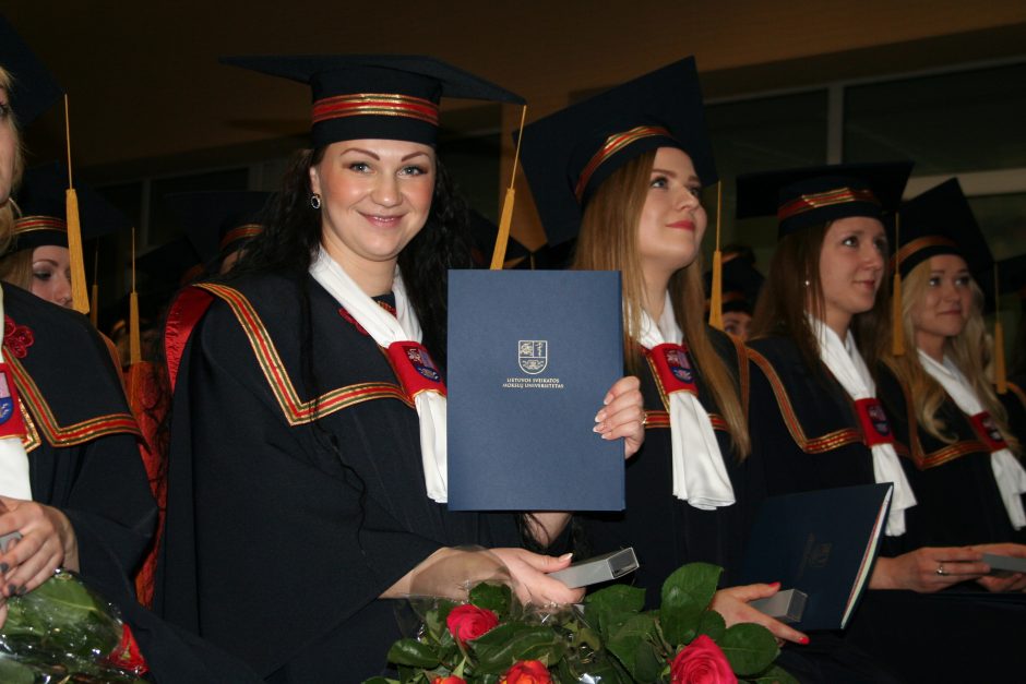 LSMU absolventams įteikti diplomai