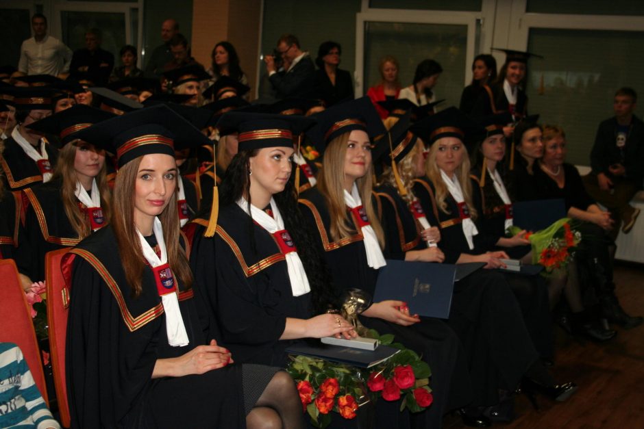 LSMU absolventams įteikti diplomai