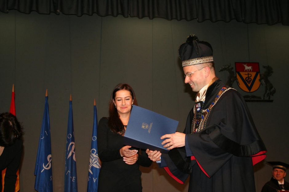 LSMU absolventams įteikti diplomai