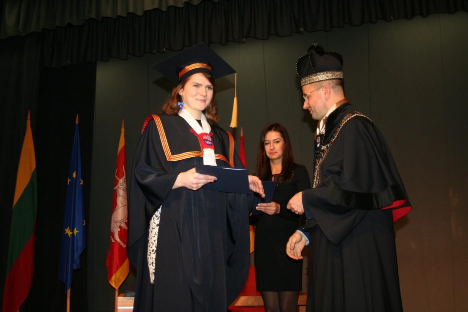 LSMU absolventams įteikti diplomai