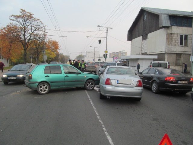 Kaune per dvi avarijas susidūrė šeši automobiliai