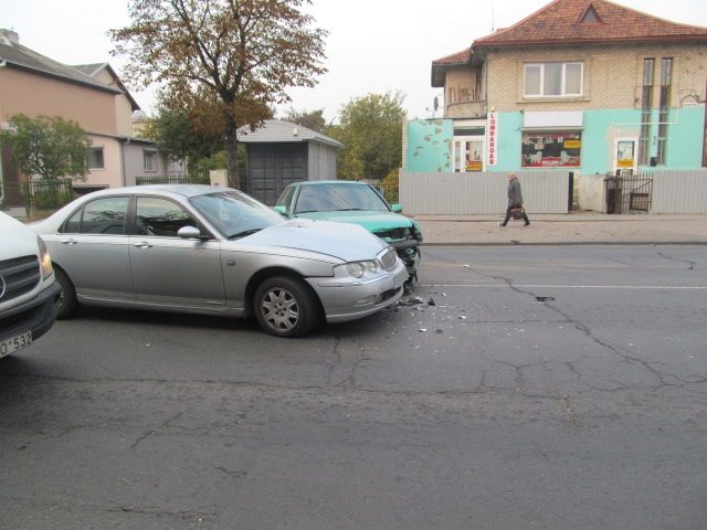 Kaune per dvi avarijas susidūrė šeši automobiliai