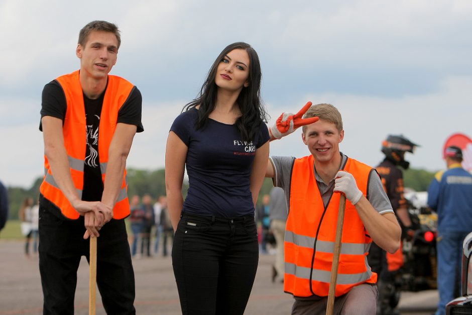 Skraidantys automobiliai gąsdino žiūrovus