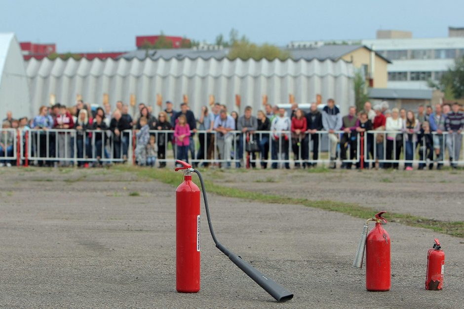 Skraidantys automobiliai gąsdino žiūrovus