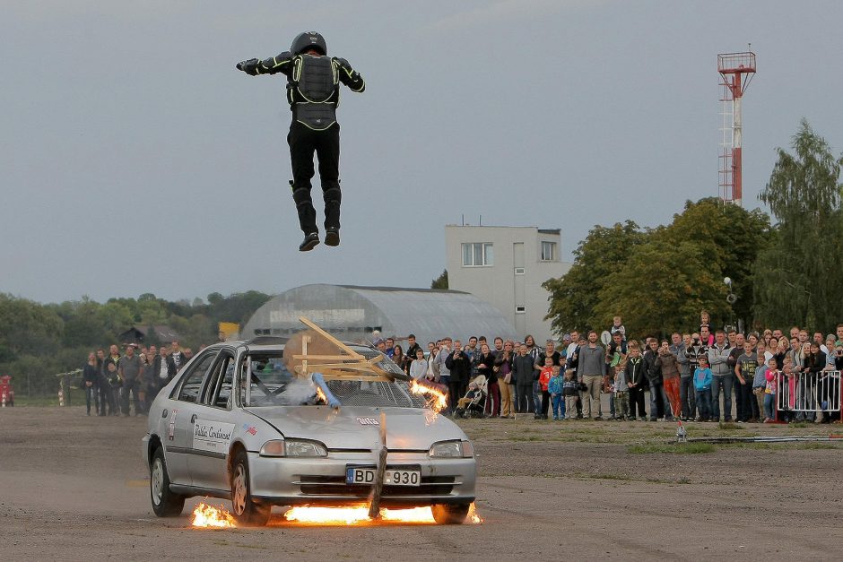 Skraidantys automobiliai gąsdino žiūrovus