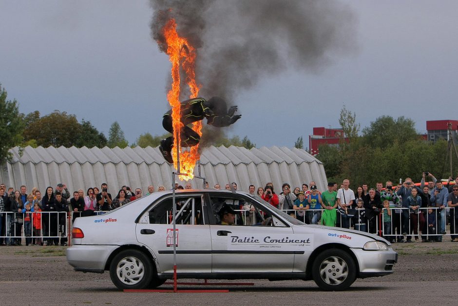 Skraidantys automobiliai gąsdino žiūrovus