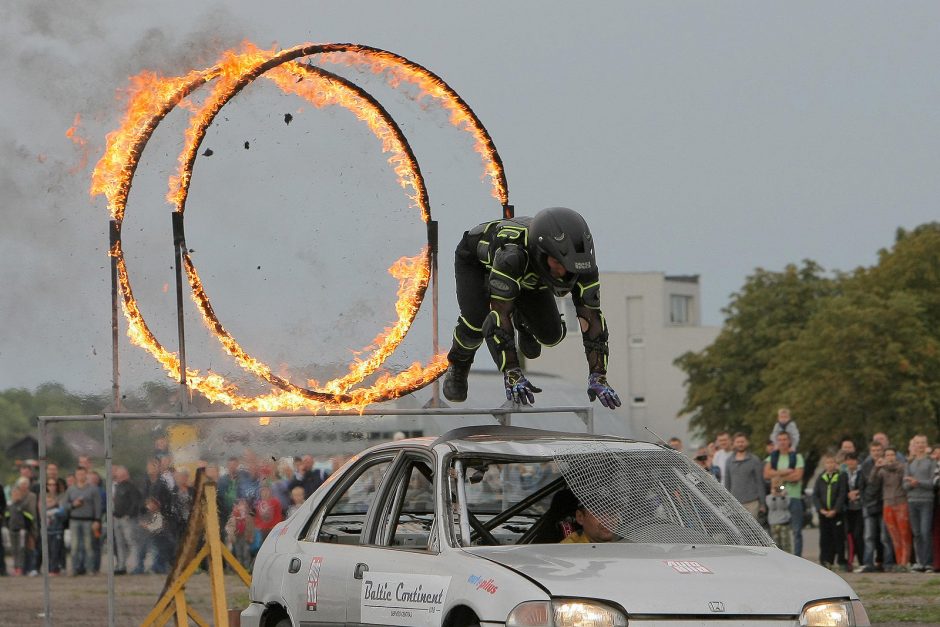 Skraidantys automobiliai gąsdino žiūrovus