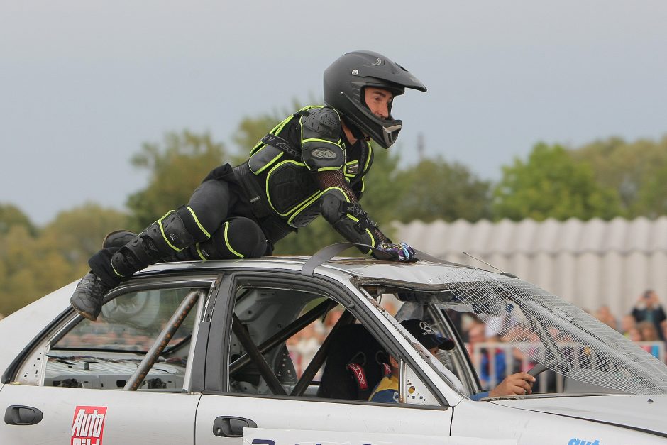 Skraidantys automobiliai gąsdino žiūrovus