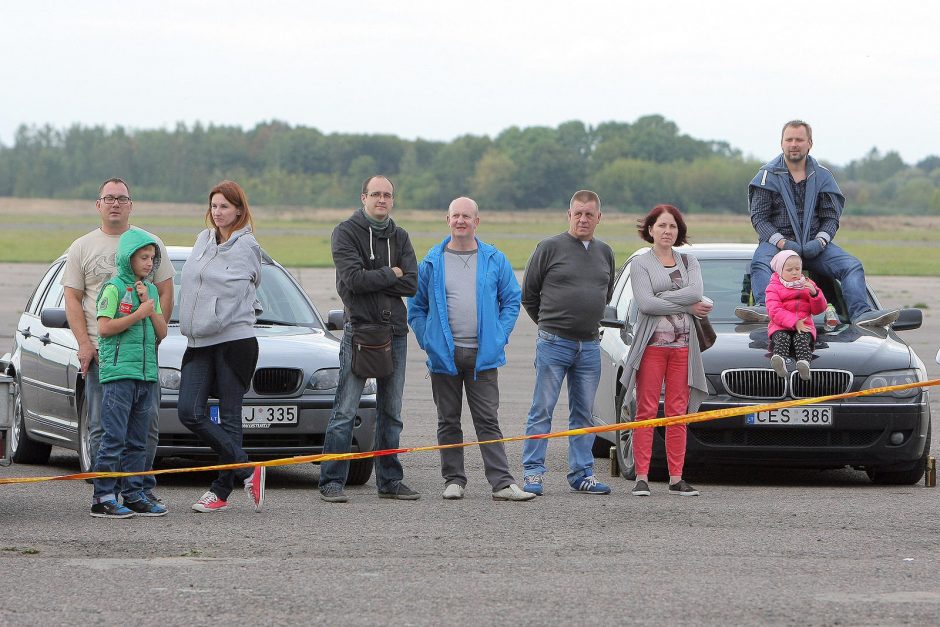 Skraidantys automobiliai gąsdino žiūrovus