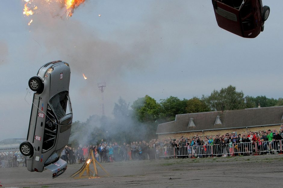 Skraidantys automobiliai gąsdino žiūrovus