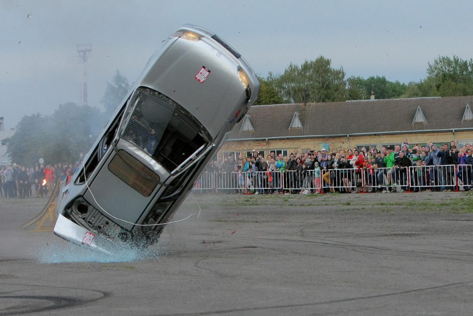 Skraidantys automobiliai gąsdino žiūrovus