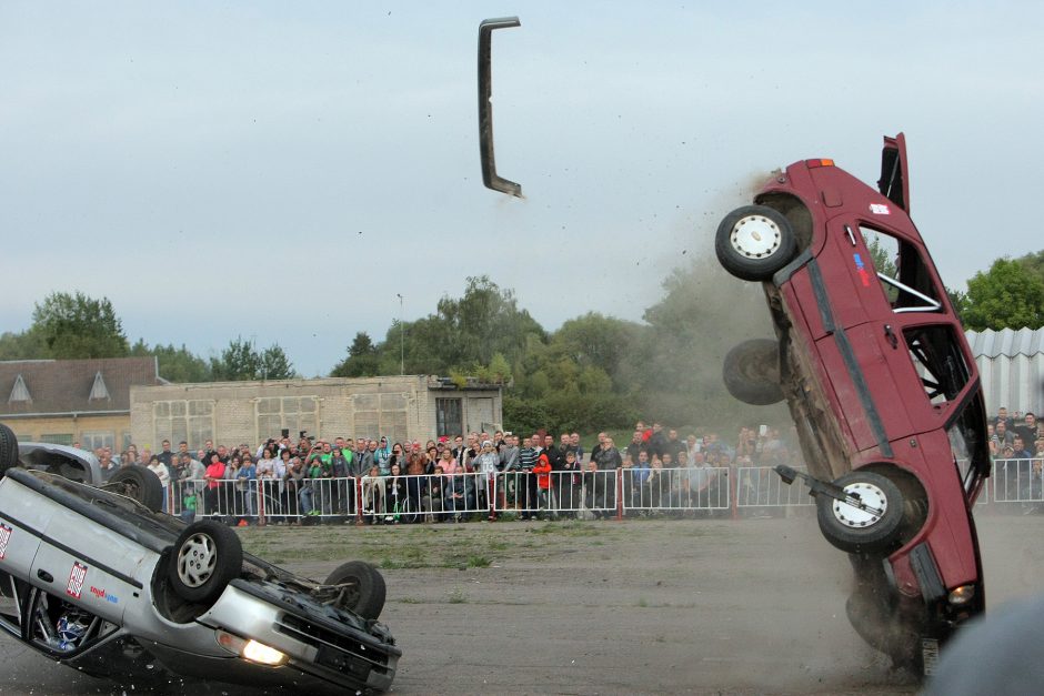 Skraidantys automobiliai gąsdino žiūrovus