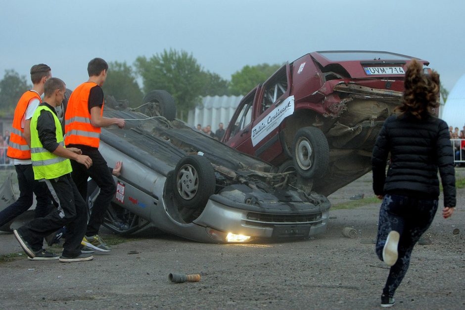 Skraidantys automobiliai gąsdino žiūrovus