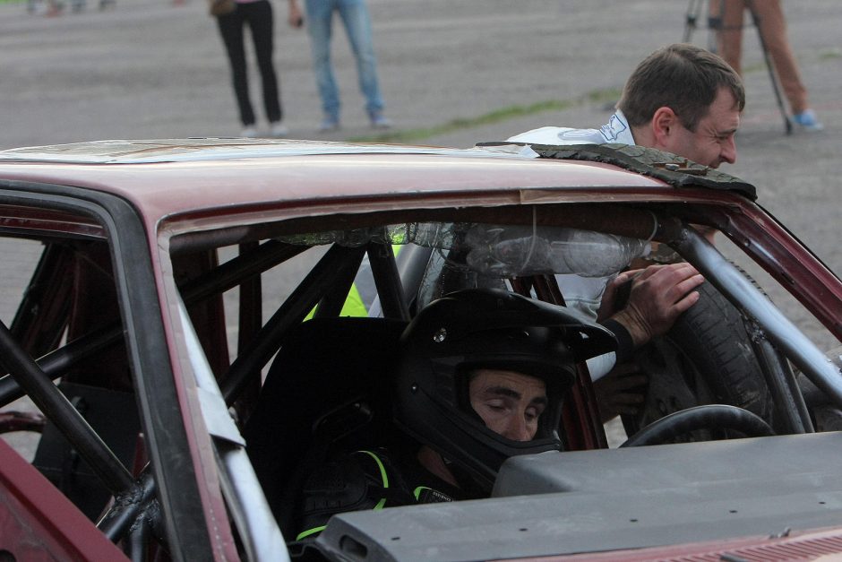 Skraidantys automobiliai gąsdino žiūrovus