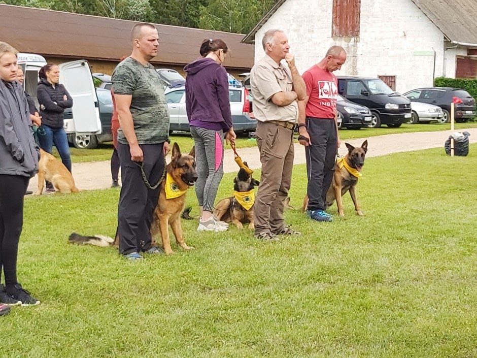 Kauno rajone vyko pirmasis šunų biatlonas: iššūkių netrūko ir keturkojų šeimininkams