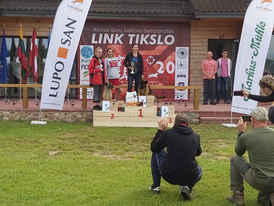 Kauno rajone vyko pirmasis šunų biatlonas: iššūkių netrūko ir keturkojų šeimininkams