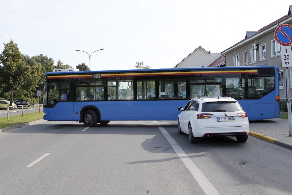 Avarija Žvejybos uosto rajone: automobilis skriejo į priešpriešą ir neteko ratų