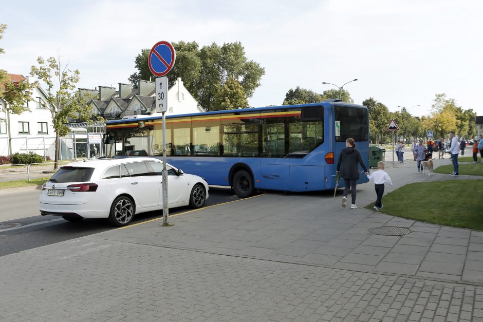 Avarija Žvejybos uosto rajone: automobilis skriejo į priešpriešą ir neteko ratų