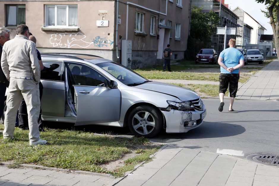 Avarija Žvejybos uosto rajone: automobilis skriejo į priešpriešą ir neteko ratų