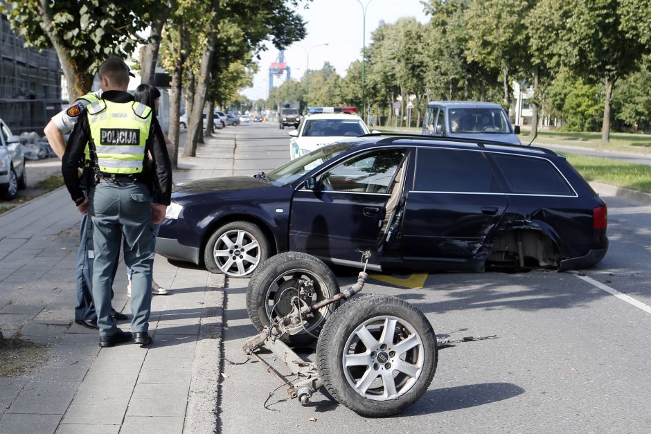 Avarija Žvejybos uosto rajone: automobilis skriejo į priešpriešą ir neteko ratų