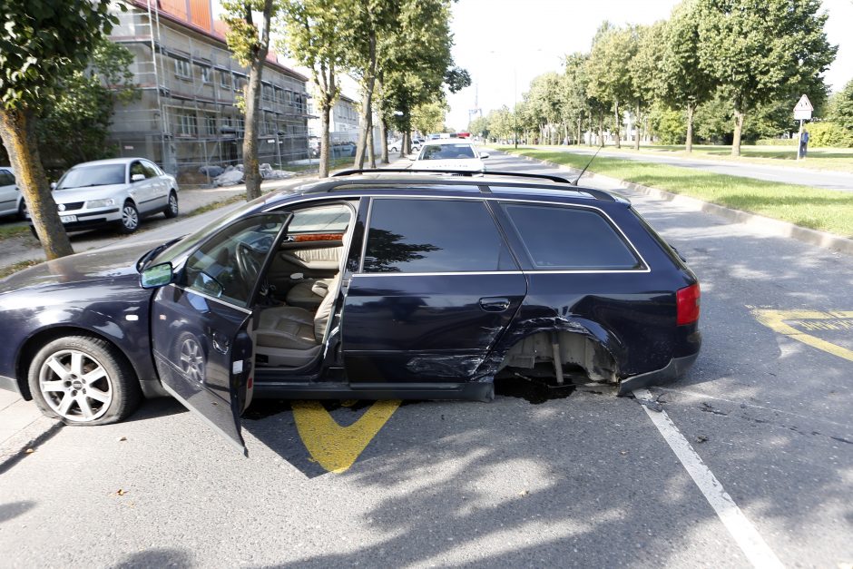 Avarija Žvejybos uosto rajone: automobilis skriejo į priešpriešą ir neteko ratų