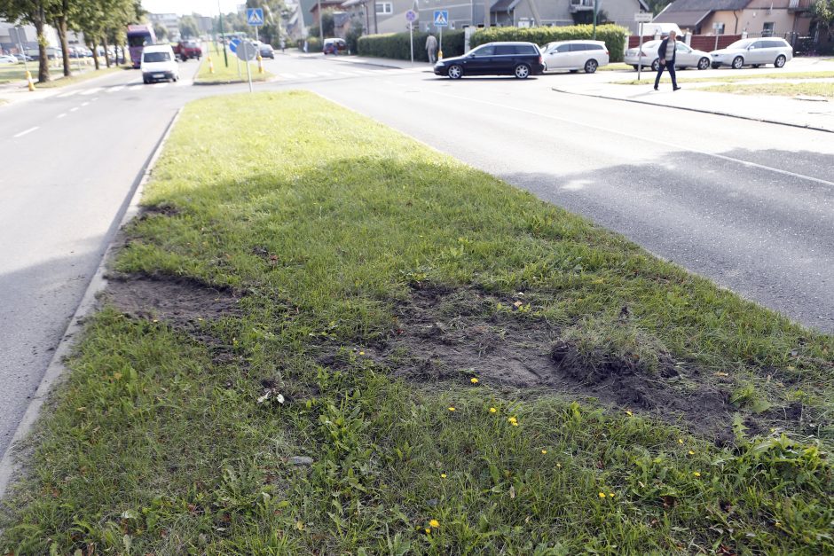 Avarija Žvejybos uosto rajone: automobilis skriejo į priešpriešą ir neteko ratų