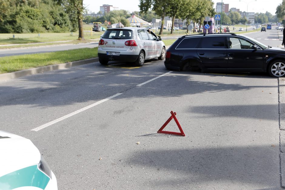 Avarija Žvejybos uosto rajone: automobilis skriejo į priešpriešą ir neteko ratų