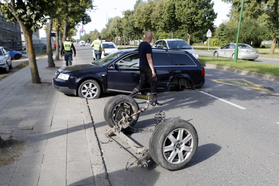 Avarija Žvejybos uosto rajone: automobilis skriejo į priešpriešą ir neteko ratų