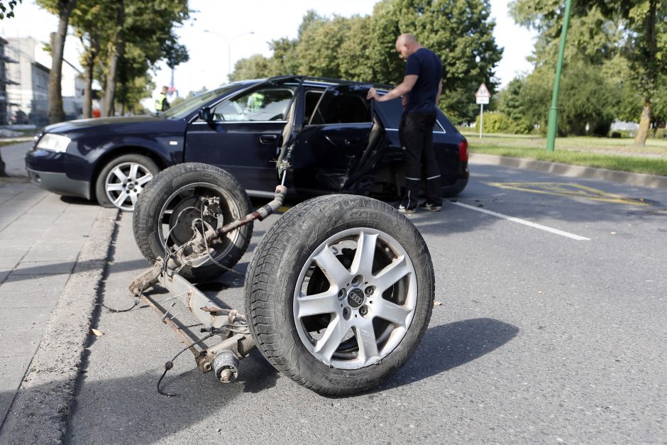 Avarija Žvejybos uosto rajone: automobilis skriejo į priešpriešą ir neteko ratų