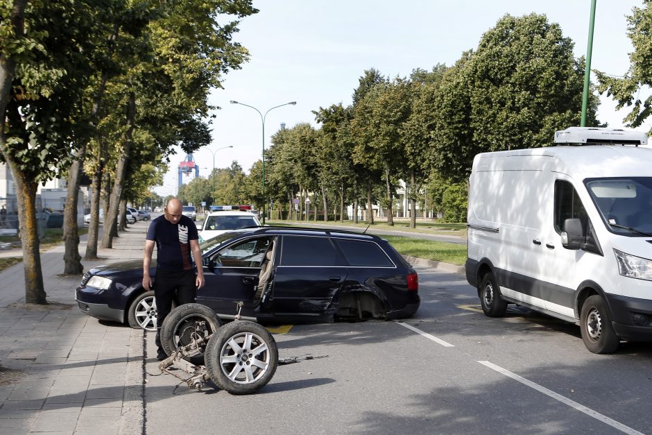 Avarija Žvejybos uosto rajone: automobilis skriejo į priešpriešą ir neteko ratų