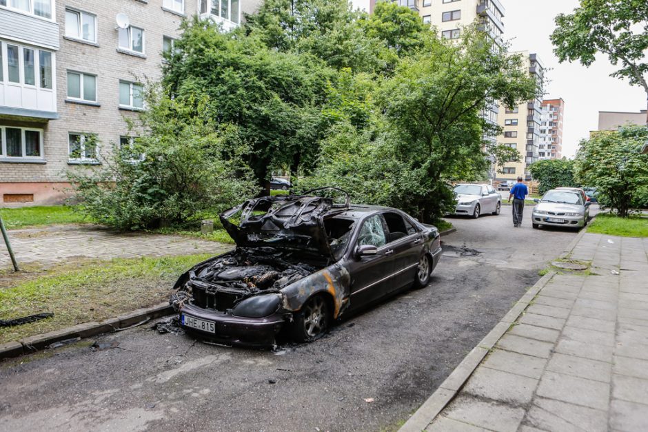 Nežinomasis Klaipėdoje naktį sudegino mersedesą