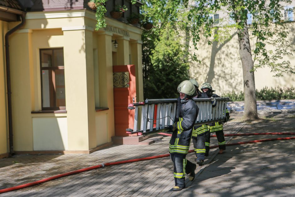 Uostamiestyje liepsnojo advokatų kontora