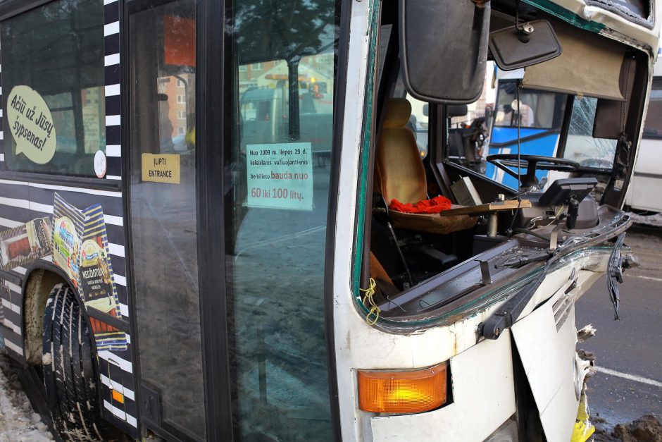 Klaipėdoje susidūrė du autobusai, sužaloti keturi žmonės