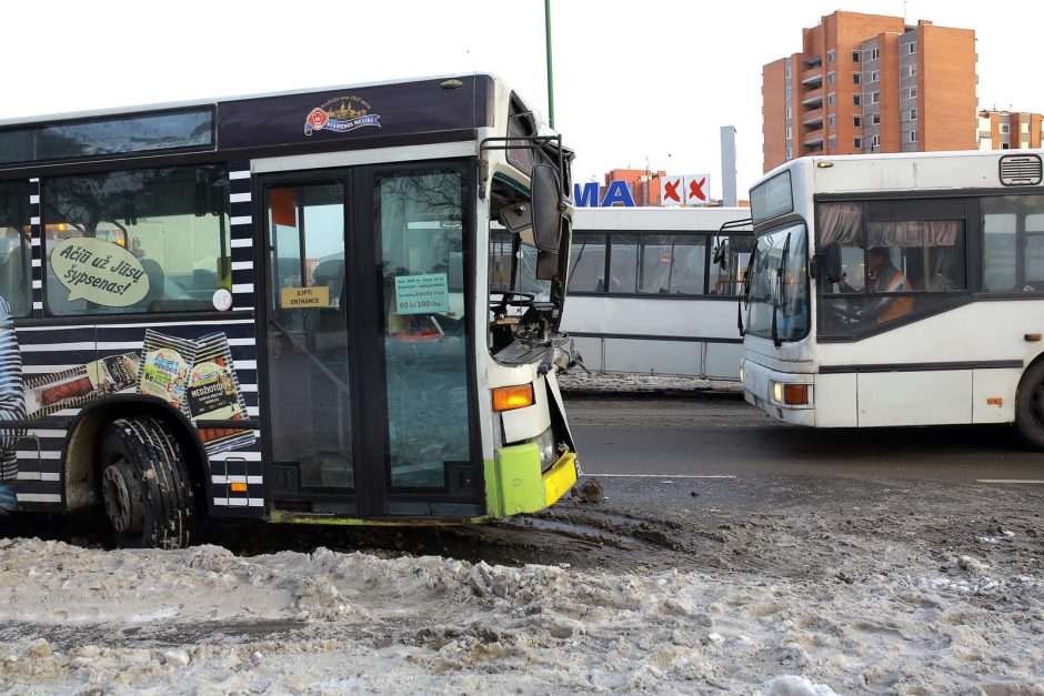 Klaipėdoje susidūrė du autobusai, sužaloti keturi žmonės