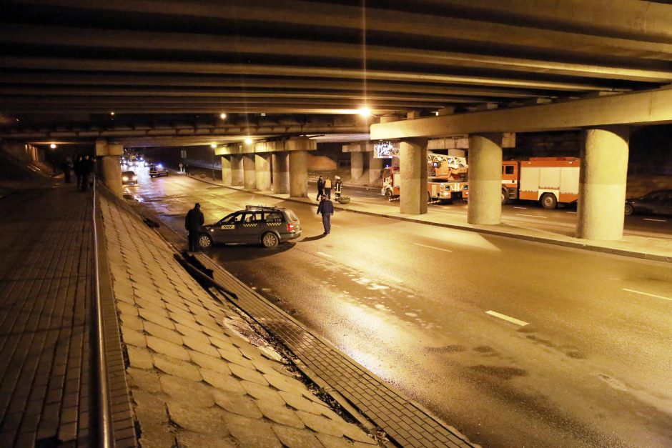 Nuo viaduko nukritusi konstrukcija Klaipėdoje sutraiškė du automobilius