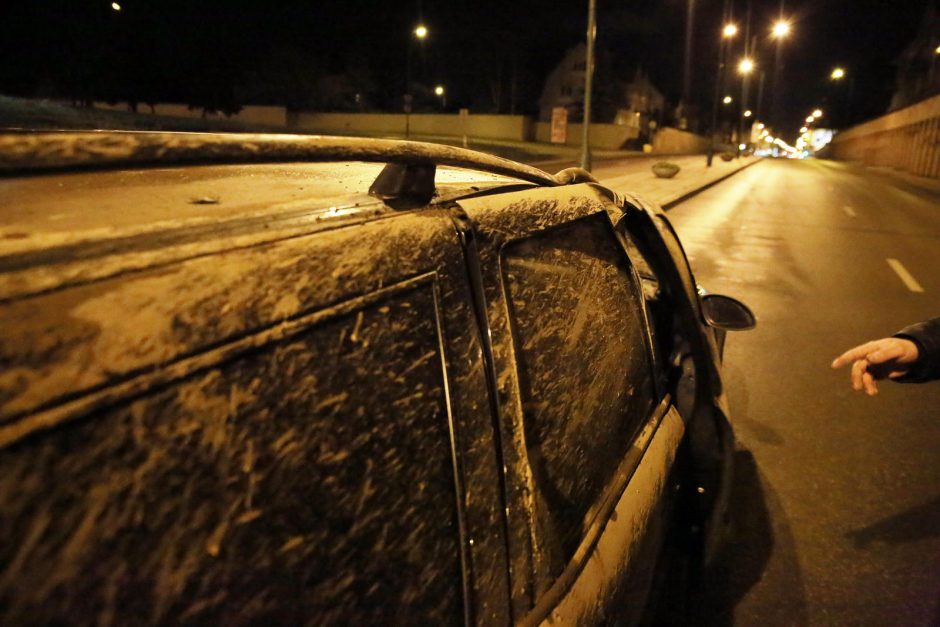 Nuo viaduko nukritusi konstrukcija Klaipėdoje sutraiškė du automobilius