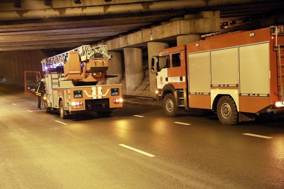 Nuo viaduko nukritusi konstrukcija Klaipėdoje sutraiškė du automobilius