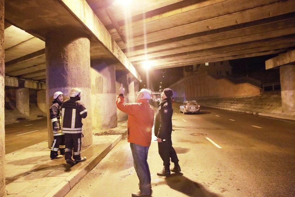 Nuo viaduko nukritusi konstrukcija Klaipėdoje sutraiškė du automobilius