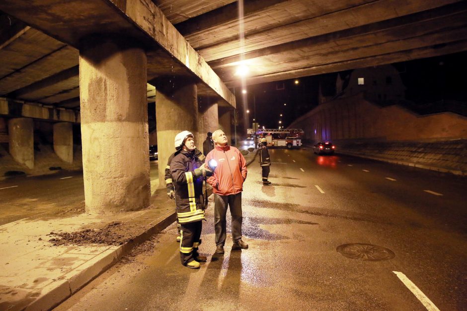 Nuo viaduko nukritusi konstrukcija Klaipėdoje sutraiškė du automobilius