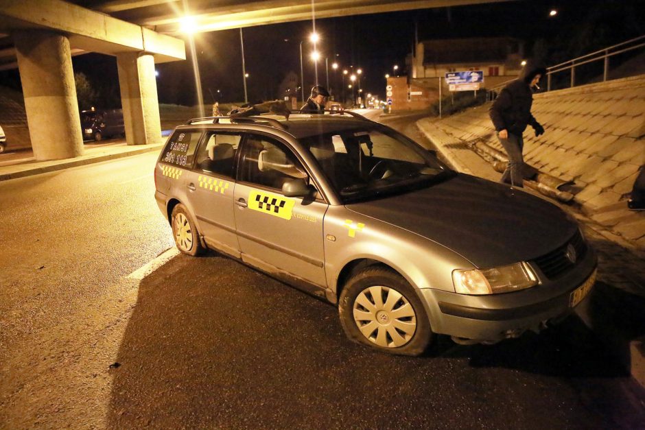 Nuo viaduko nukritusi konstrukcija Klaipėdoje sutraiškė du automobilius