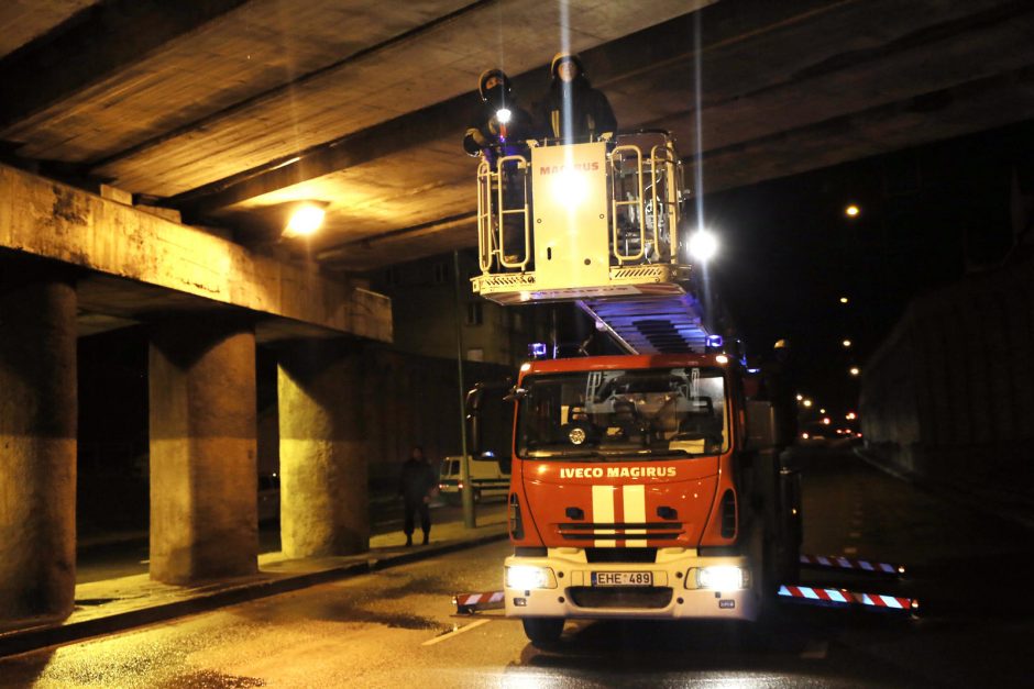 Nuo viaduko nukritusi konstrukcija Klaipėdoje sutraiškė du automobilius