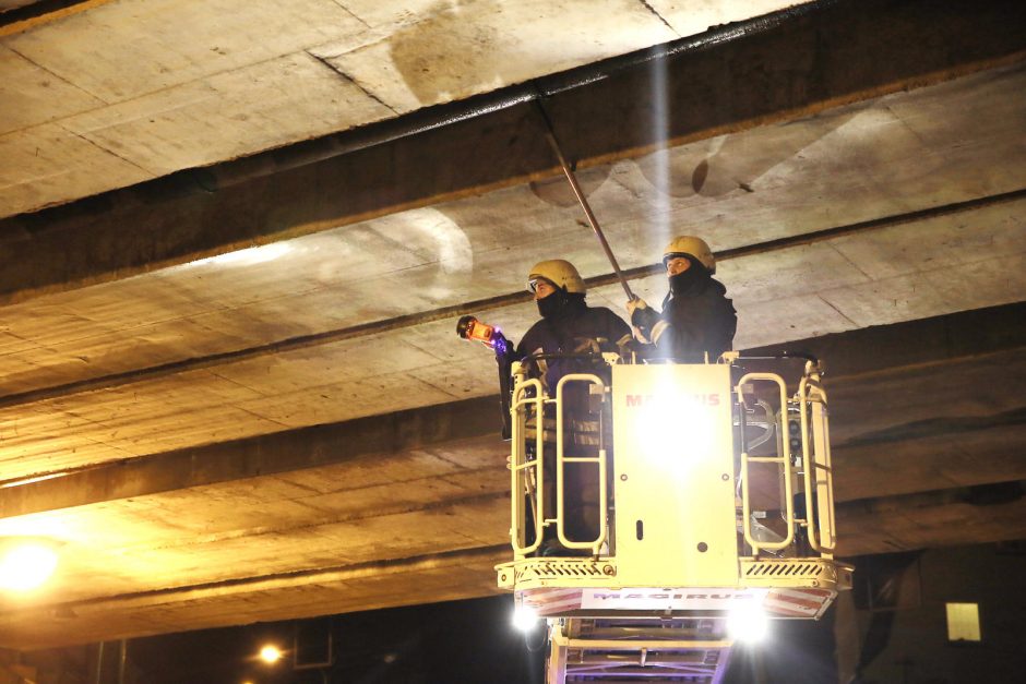 Nuo viaduko nukritusi konstrukcija Klaipėdoje sutraiškė du automobilius