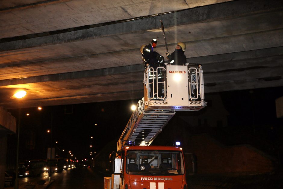 Nuo viaduko nukritusi konstrukcija Klaipėdoje sutraiškė du automobilius