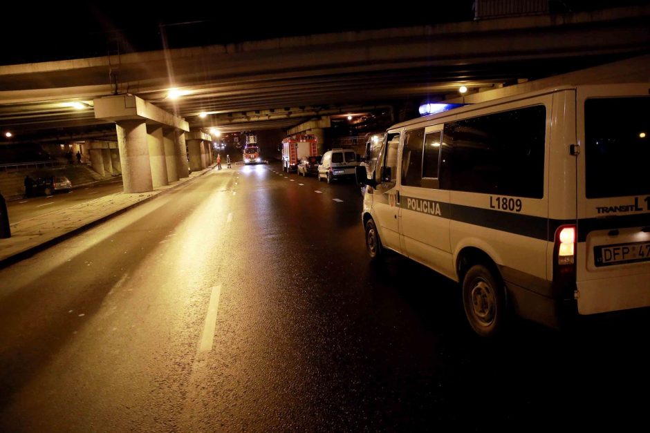 Nuo viaduko nukritusi konstrukcija Klaipėdoje sutraiškė du automobilius