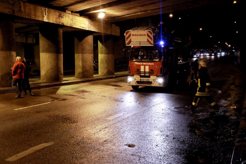 Nuo viaduko nukritusi konstrukcija Klaipėdoje sutraiškė du automobilius