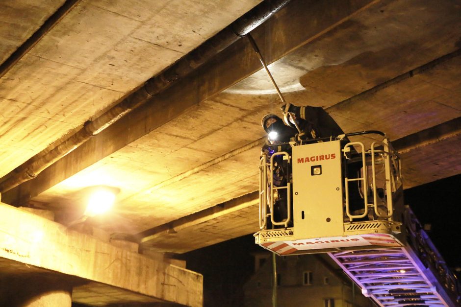 Nuo viaduko nukritusi konstrukcija Klaipėdoje sutraiškė du automobilius