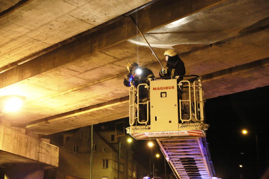 Nuo viaduko nukritusi konstrukcija Klaipėdoje sutraiškė du automobilius